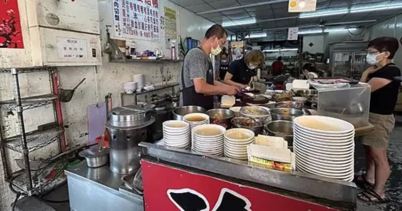 高雄鴨肉珍！鹽埕埔老店必吃鴨肉飯，銷魂南部肉燥香氣，在地人觀光客都愛