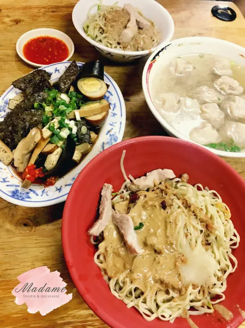 【台南】六十年老店阿龍意麵 X 蒜味麻醬撲鼻香手工製作彩色麵條