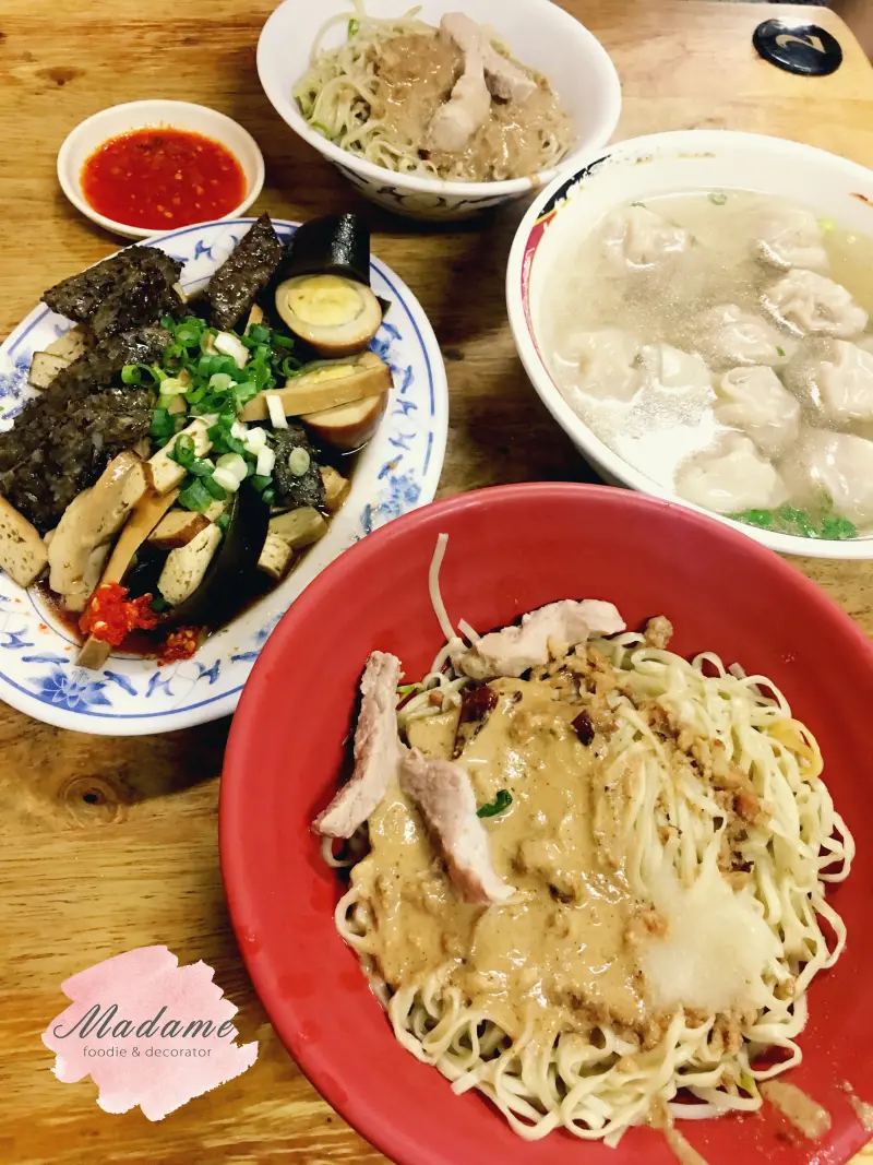 【台南】六十年老店阿龍意麵 X 蒜味麻醬撲鼻香手工製作彩色麵條