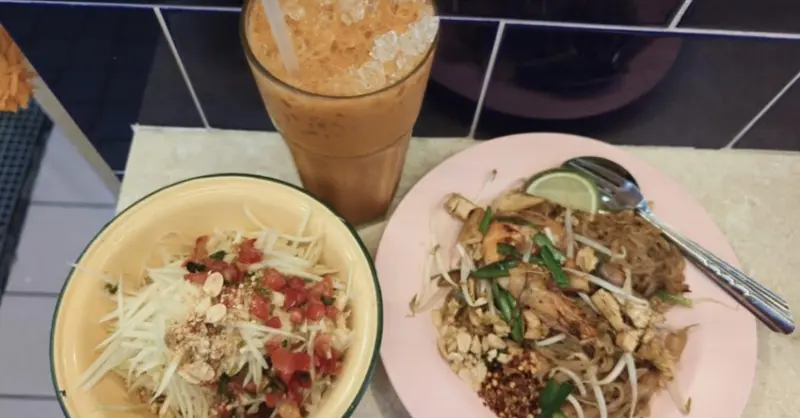 高雄龍華市場檸檬葉泰式料理！道地街邊風味，味蕾的泰式狂想曲～