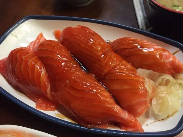 │食記│台北西門町/三味食堂✨CP值超高的日式人氣食堂x鮭魚握壽司完全收服你的心 