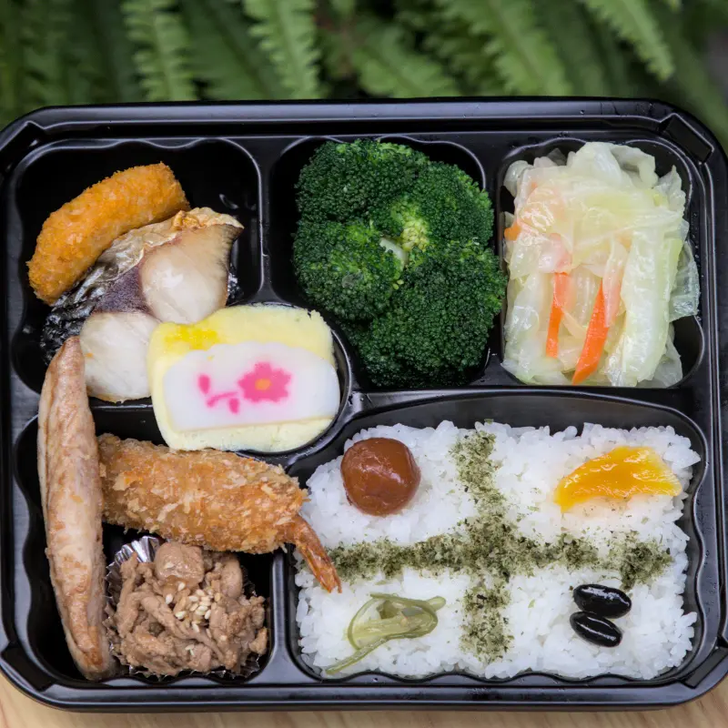 紅蕃茄150元小資便當組合，雖然價格實惠但內容豐富，內含日式雞柳條、琵琶蝦、鱈魚排、松子捲等六種主菜，擺盤精緻，是小資族的高CP值選擇。