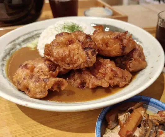 竹東美食吃不停｜友艾食堂的香香麻辣牛肉麵，大塊牛腱肉軟嫩到心