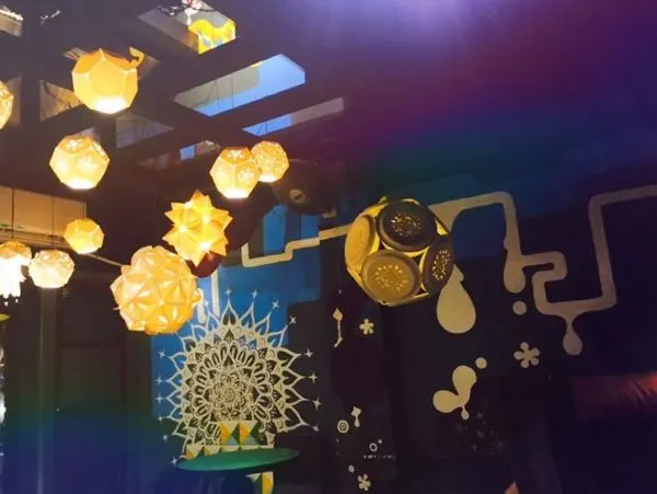 捷運中正紀念堂站✿虎記商行✿適合夜晚的咖啡廳~ 藝術人的色調圖繪搭配著燈光 還有可愛店貓!