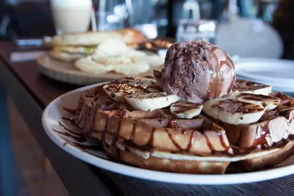 Sunny Cafe - 沉浸於書報油墨與手機間的悠閒