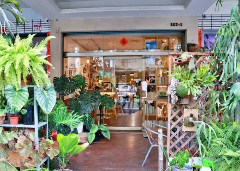 「員林松果咖啡」隱藏在街屋中的小森林，咖啡鬆餅超療癒。