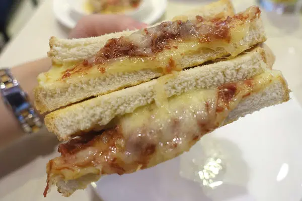 茗香園冰室‧上演自動牽絲秀的鹹牛肉起士三文治，平價道地港點新勢力!!!