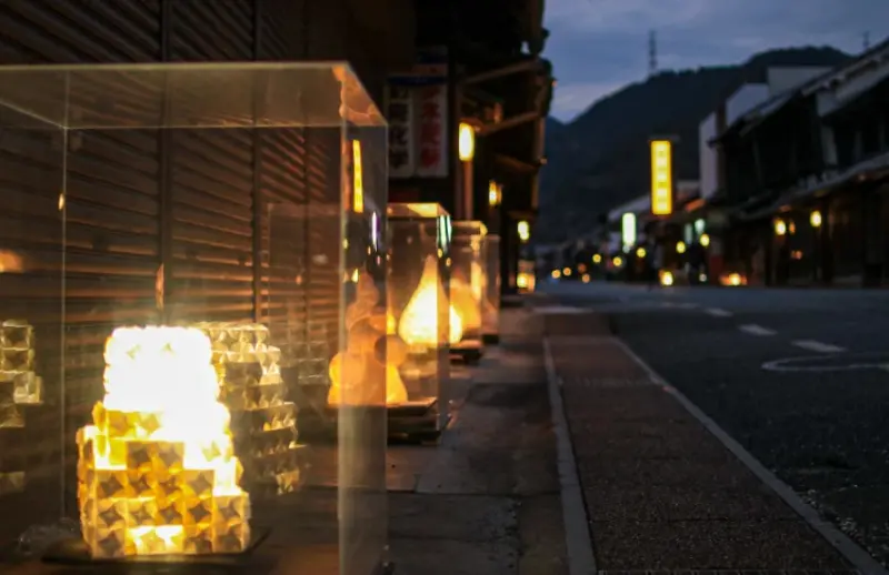 日本最美古鎮燈會，岐阜縣美濃和紙燈藝展與紅葉季，雙重享受300盞手作燈籠和火紅楓葉。