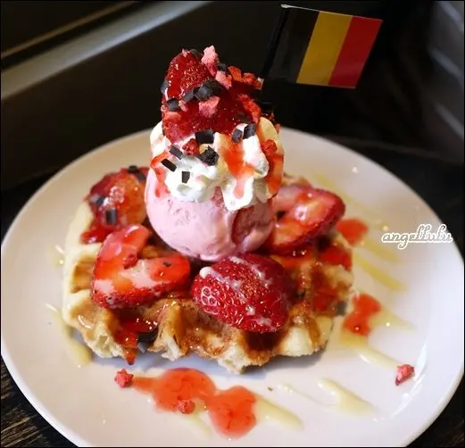 MR.PAPA WAFFLE&CAFE 比利時鬆餅，鬆餅、霜淇淋跟飲料都好讚喔!