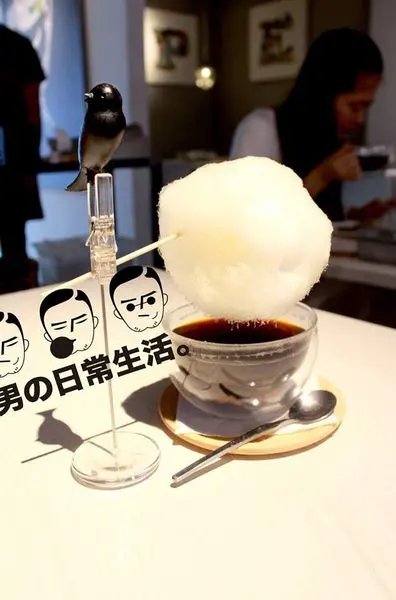 【男子吃吧】黑鳥先生 X Mr. Black Bird，台北東區新式療癒系黑鳥雲朵甜心雨咖啡，左擁右抱時令水果冰淇淋麻糬鬆餅。