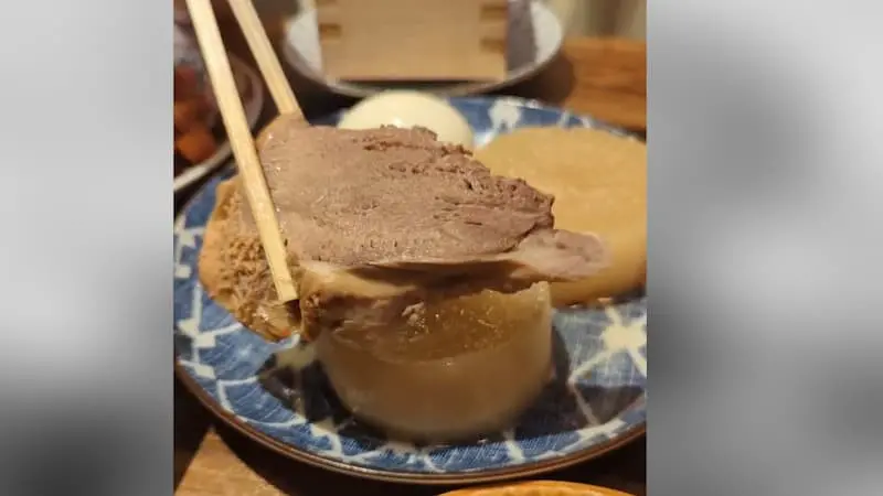 距離新宿西口步行5分鐘,【おすすめ屋PREMIUM 新宿西口店】一登場就成為話題。這裡居然能以3,300円享用海鮮&關東煮等130道料理吃到飽+喝到飽,CP值高到驚人!新鮮海鮮&熱騰騰的關東煮任你吃到飽!還附奢華牡蠣與海鮮囲炉裏蒸!海鮮刺身升級拼盤、鮭魚生魚片、鰹魚炙燒豪華吃到飽!大根、雞蛋等經典品項,還有燒賣、串燒、燙牛舌關東煮等,品項豐富多樣♪最後用關東煮高湯做的海鮮茶泡飯暖心收尾。甜點種類豐富,包括雪見大福、蕨餅等。