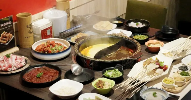 台中道地川味麻辣鍋！蜀都串串火鍋逢甲店串串12元開吃，道地川味麻辣鍋。