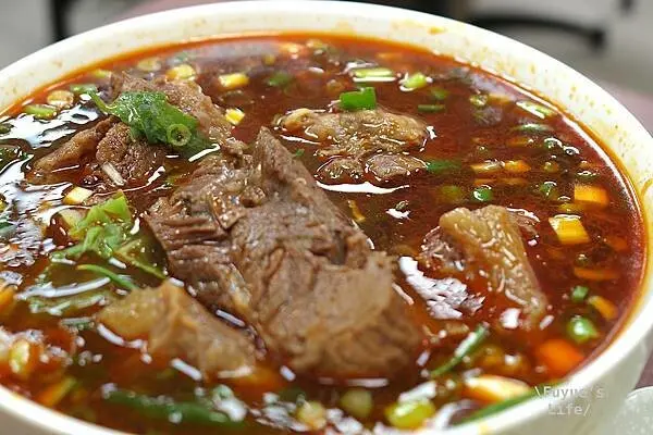 |台北士林‧台式| 牛肉大塊給6塊，這碗麵有夠實在《忠誠牛肉麵》巷弄美食排隊名店.捷運芝山站美食