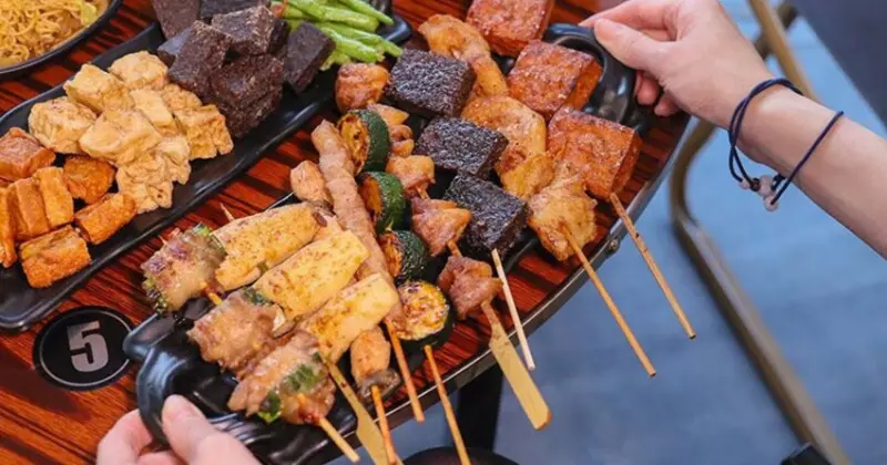 新竹城隍廟旁新竹宵夜推薦！車庫鹽酥雞西門店升級，香辣烤魚吹冷氣爽吃。