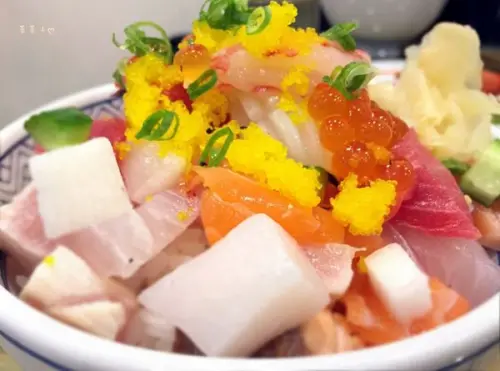 [新北中和]新鮮魚料份量十足的海鮮丼 ♥『二男手攥小家日式料理 ♥ 超人氣排到天荒地老都在等這味