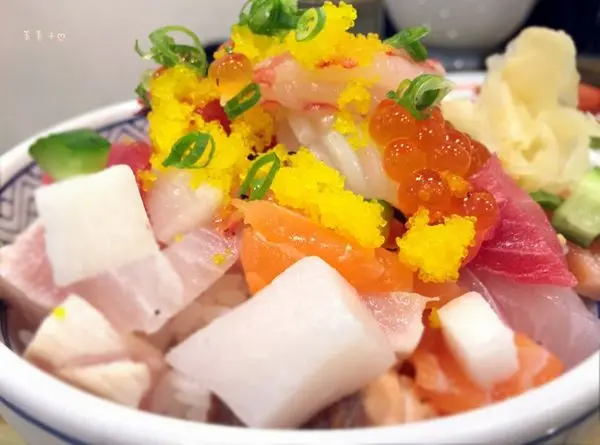 [新北中和]新鮮魚料份量十足的海鮮丼 ♥『二男手攥小家日式料理 ♥ 超人氣排到天荒地老都在等這味