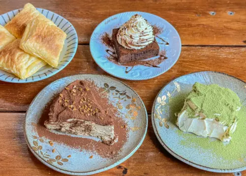 宜蘭員山鄉小院子咖啡：隱身田野的文青花園，提拉米蘇美味推薦。