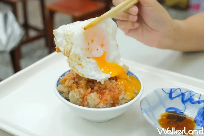 大稻埕早餐油飯！珠記大橋頭油飯搬家回歸，半熟蛋加滷肉油飯 早餐就開吃。