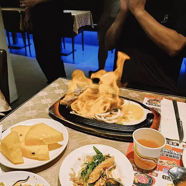 基隆歡樂牛排義二店~點主餐享自助吧吃到飽~不限時用餐~離火車站很近~是聚餐首選~