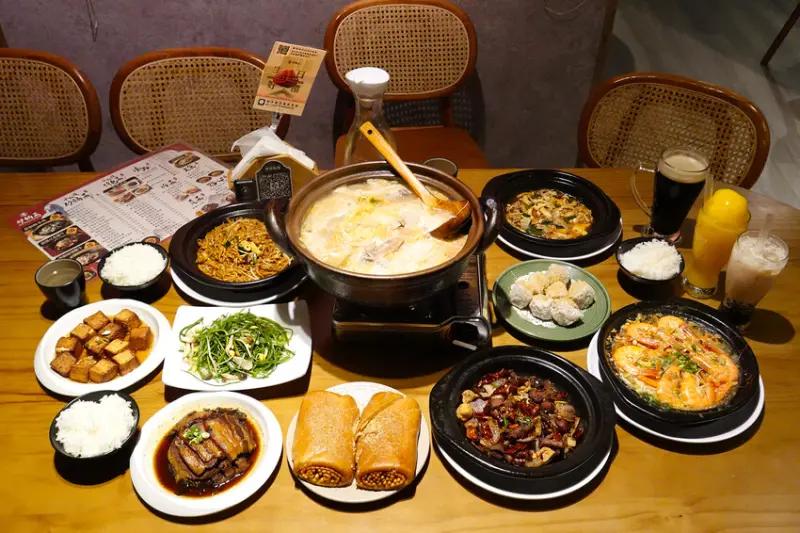 桃園市龜山區比韓系咖啡廳還好拍的中式餐廳，照片爆美又有隱私，太懂聚餐需求了吧！ 讓你一秒穿越打卡成功的小紅樓砂鍋菜