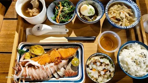 2025在地海味與文青風格的交會，二漁咖啡-鮮魚定食、中興文化創意園區、香草庭園咖啡(頭城店)，宜蘭三站式感官旅行。