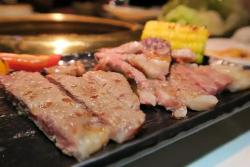 【台中】塩選輕塩風燒肉(公益店) │鼎王集團精緻燒烤，激推頂級松露鹽加上桌邊專人代烤服務，吃完身上沒有油煙味