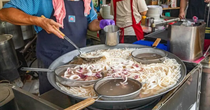 台南國華街美食！邱家小卷米粉老字號，Q彈小卷搭配鮮甜湯頭超推。