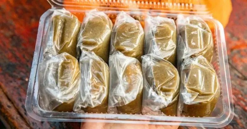 九份必買伴手禮！阿蘭草仔粿銅板價20元就能吃到，九份老街人氣排隊小吃。