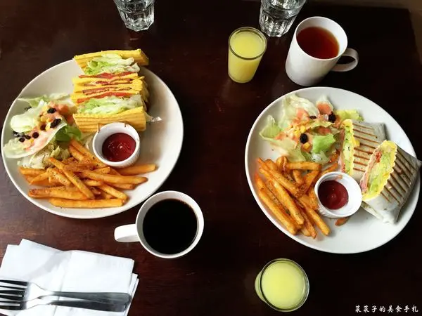 [新北新莊]混日子咖啡|香蕉巧克力鬆餅、起司里肌熱壓磚餅、燒烤牛肉片三明治|不限時、有免費wifi和插座咖啡廳