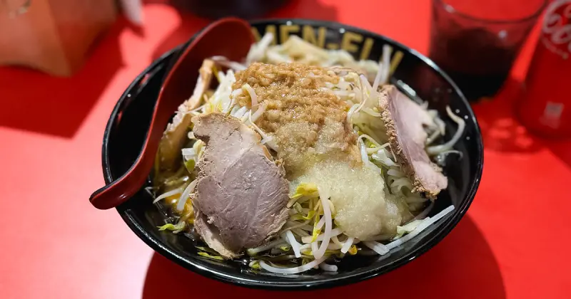 台中二郎系拉麵推薦！北海道必吃拉麵 MEN EIJI 台灣就吃得到，白飯免費續、絕對吃超飽。