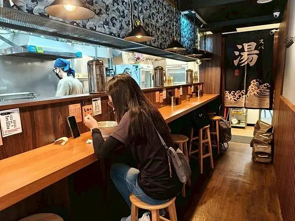 台北內湖737商圈美食拉麵推薦-捷運港墘站【湯一筋拉麵】湯濃