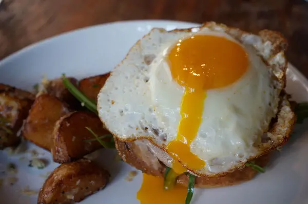 【2015台南中西區】『BREAD MEAT & SWEET』~氣質美女＆帥氣型男主廚的創意料理 乾燥花的浪漫氛圍 道道精彩的漢堡及甜點饗宴