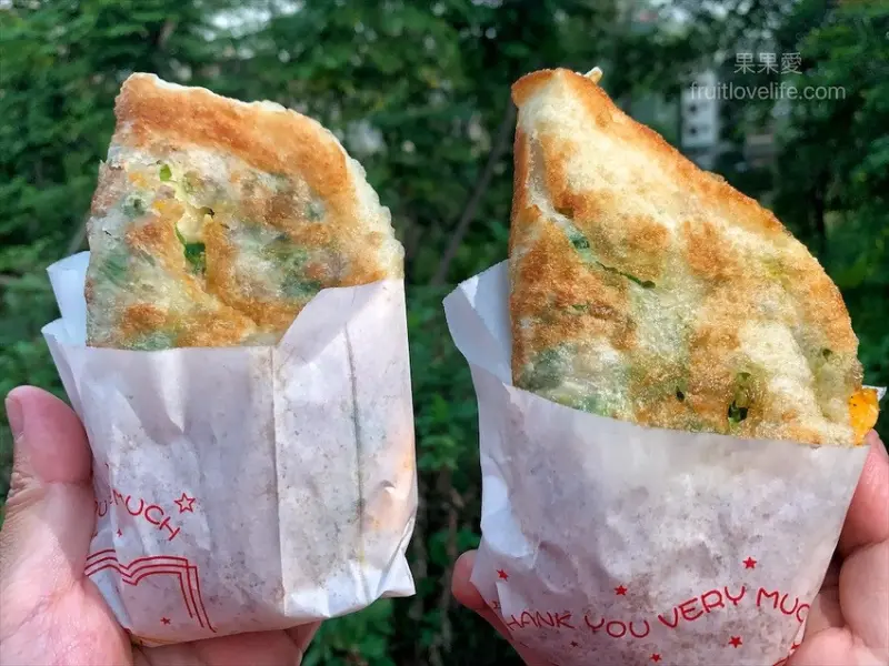 蔥肉餅餅皮酥而不油，內餡層次豐富加上鹹甜不膩口醬汁，難怪這麼多人喜歡