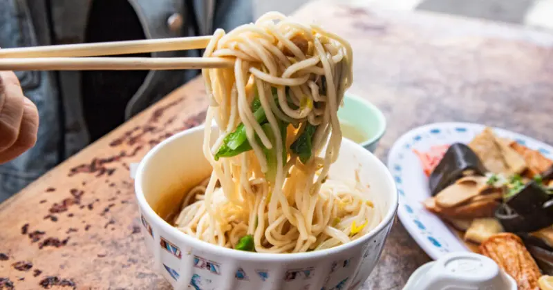 隱藏版銅板美食！台南大溝乾麵月底救星乾麵、餛飩湯，20元均一價不漲價。