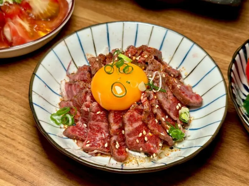 三石居酒屋｜生牛肉媲美高級生魚片嫩滑口感！專業唎酒師駐店推薦讓你每一口都喝得滿足！桃園居酒屋推薦、桃園日式料理推薦、桃園宵夜推薦、桃園平價美食推薦、桃園美食推薦 - 佛系旅遊筆記