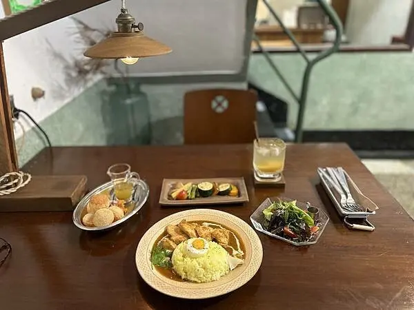 【台南中西區】海安路巷弄裡的咖哩專賣店，老宅的用餐氛圍很讚，