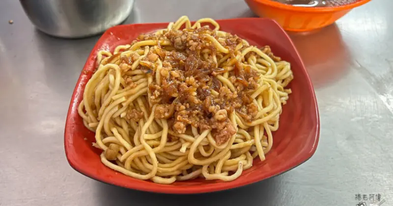 台中炒麵界傳奇！阿生師炒麵骨仔肉湯銅板早餐，Q彈炒麵超夠味內行人激推。