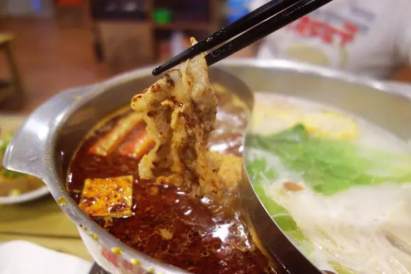 香辣湯頭不麻舌好吃的百來元平價鍋物 經典麻辣鍋物(飲品.冰淇淋無限量供應)