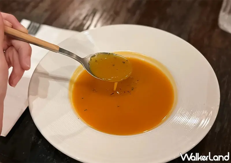 基隆正濱漁港美食推薦！河豚很多 在防空洞裡面吃飯，義大利麵、窯烤披薩都有。