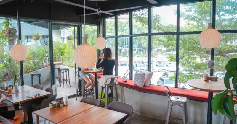 台中勤美美食推薦！做咖啡hecho老牌咖啡廳變身餐酒館，台中最潮聚餐選擇。