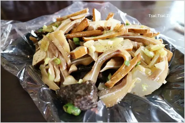 [宜蘭羅東]王老吉懷舊滷味|滷豆干、豬耳朵、米血、菜頭和杏包菇|特調的醬汁．經典的辣醬，不吃會想念，吃了會懷念