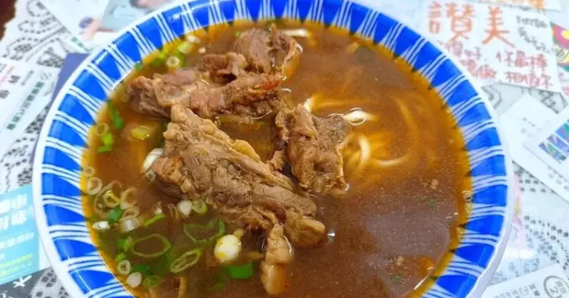 宜蘭牛肉麵推薦！一品香牛肉拌麵宜蘭50年老店，軟嫩帶筋牛肉麵排隊必吃。