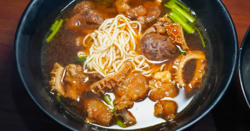 台中烏日美食推薦！一戶牛肉麵在地人激推，湯頭濃郁用料超實在。