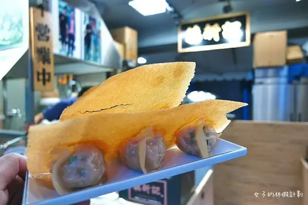 【台中．西屯區】鎮新記，吃了會在嘴裡爆漿的煎餃，煎餃根本是湯包的化身，好好味呀!@女子的休假計劃