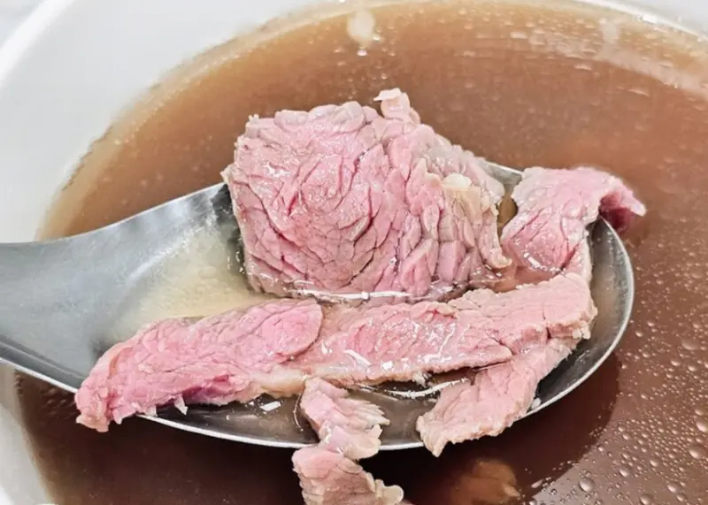 文章牛肉湯台南推薦！溫體牛肉料理豐富選擇深夜美食首選。