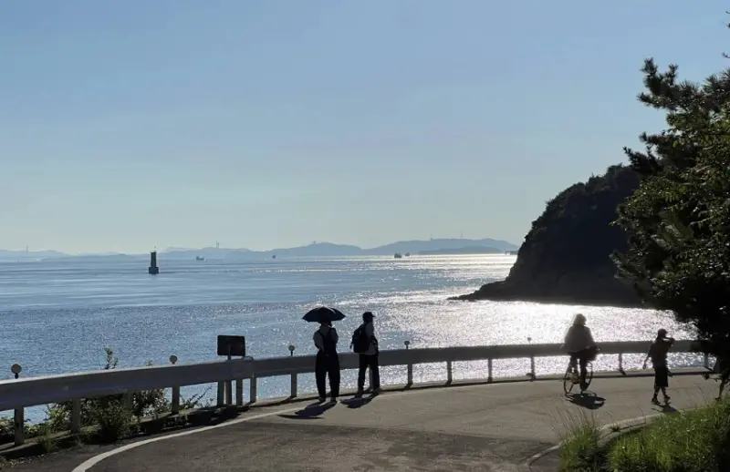 瀨戶內直島最棒的玩法，踩著單車，不用刻意規劃，卻恰到好處的海岸線與藝術風景。