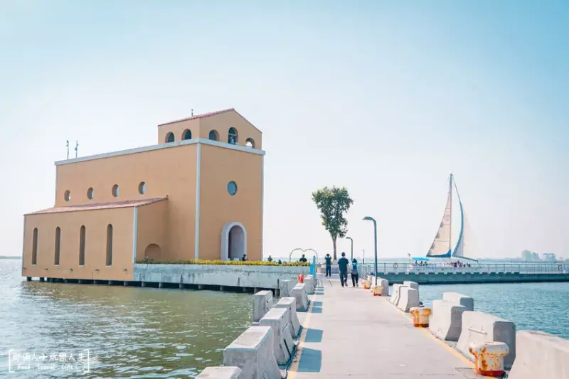 屏東大鵬灣海上教堂咖啡！純白浪漫海景咖啡廳，網美必拍打卡熱點