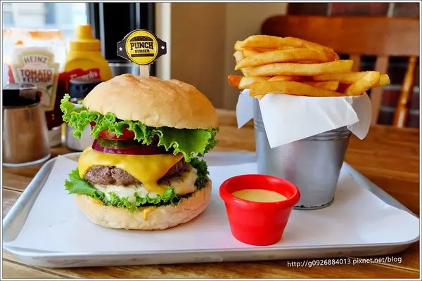 【台北】捷運台電大樓站/師大商圈/寵物友善餐廳/免費wifi/美式漢堡/早午餐「Punch Burger」格鬥主題美式餐廳，有狗明星店長柴犬Q將駐店陪吃唷！