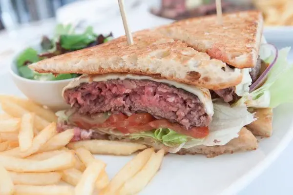 Le Blanc 隱藏菜單助眼牛肉漢堡，冷熱爽感現烤曲奇餅搭配冰淇淋更是愛不釋口