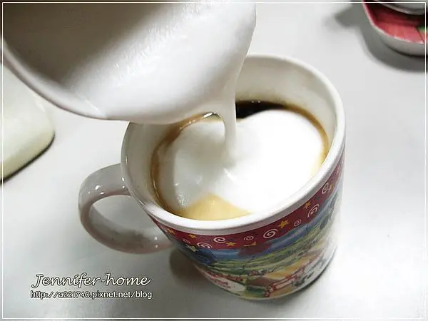 生活好幫手~奶泡機，工欲善其事必先利其器，要打出細致堅挺持久又不費力氣的奶泡就靠他